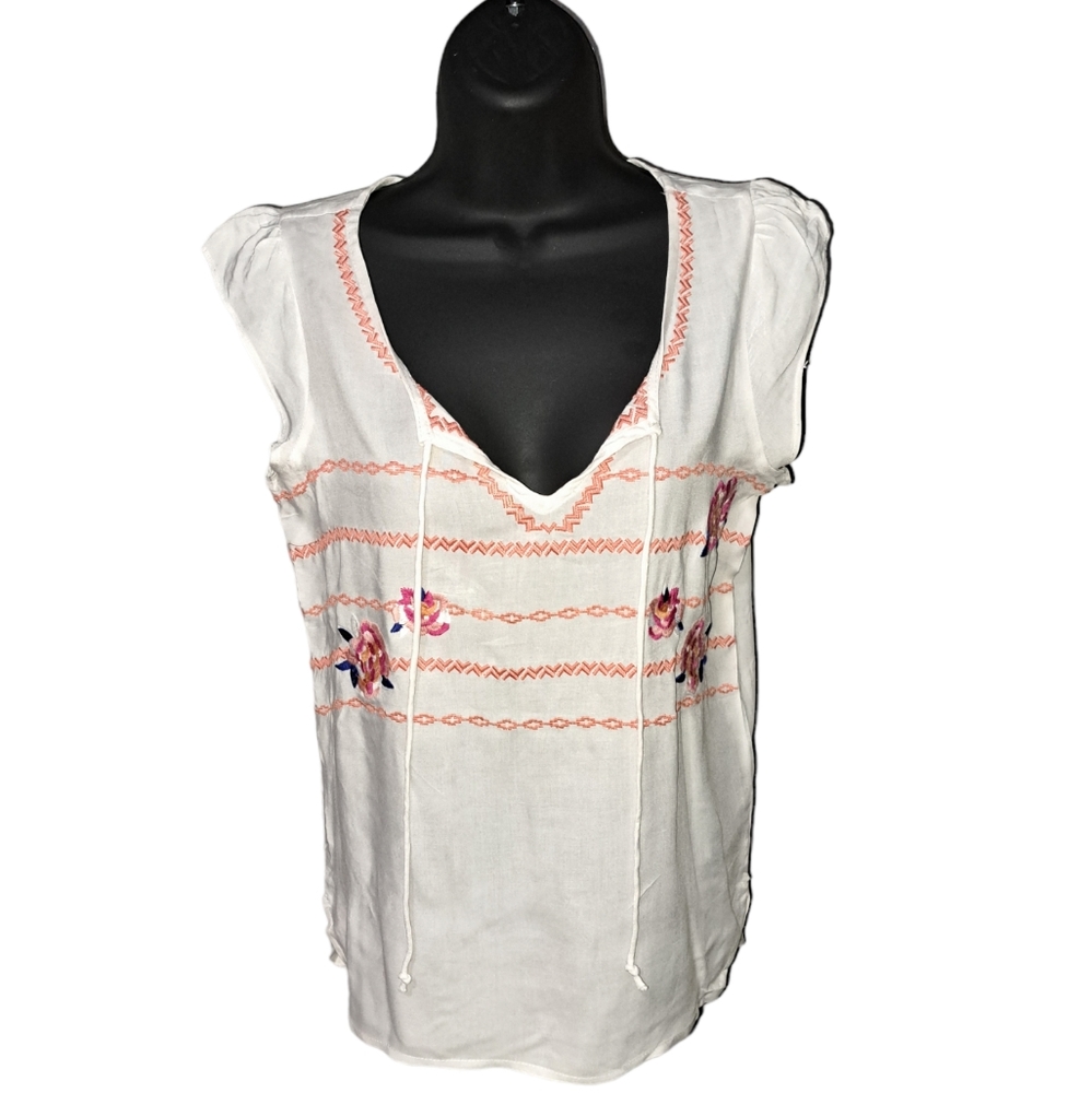 BRAND NEW WITHOUT TAGS WHITE BLOUSE WITH BEAUTIFUL EMBROIDERED DETAILS